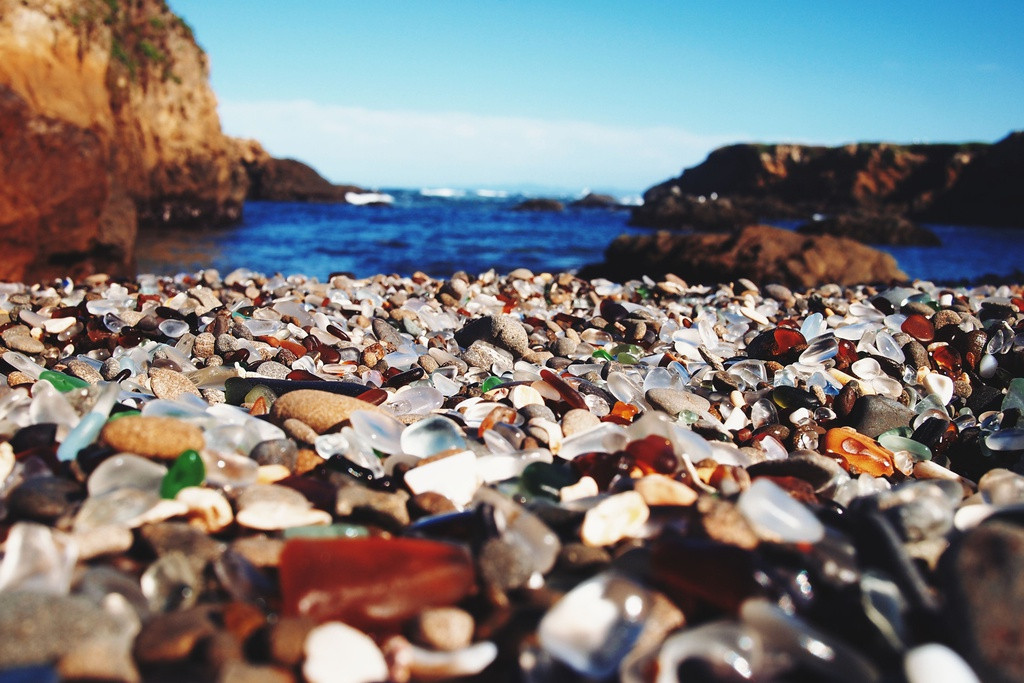  Bãi biển thủy tinh (Glass Beach), Fort Bragg, California: Bãi biển này là kết quả của nhiều thập kỷ (1906 đến 1967) người dân đổ các loại rác ra đại dương, ném qua những vách đá. Cuối cùng, rác này bắt đầu trôi dạt vào bờ dưới dạng những mảnh thủy tinh mịn. Bãi biển được bảo vệ và du khách không được đi lấy bất kỳ thứ gì, tuy nhiên bạn có thể thoải mái chụp hình. Nếu may mắn, bạn có thể tìm thấy viên đá quý sapphire từ chai thuốc bào chế hoặc ruby đỏ từ đèn hậu ôtô, những thứ có ở đây từ trước năm 1967.