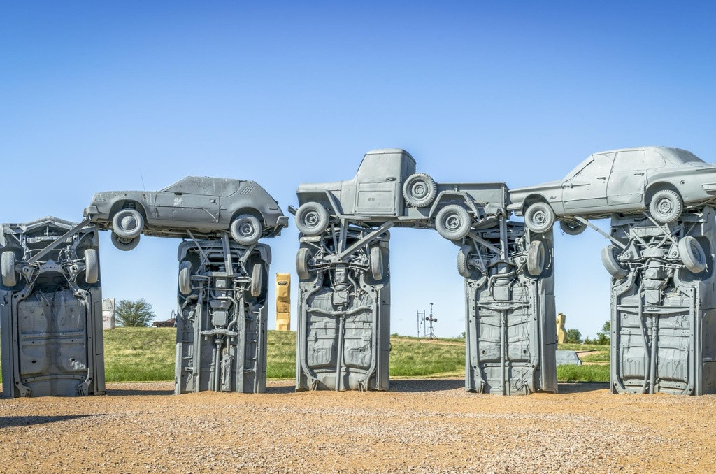  Carhenge, Nebraska: Nằm ngoài đường cao tốc 59, tác phẩm kỳ lạ này được tạo ra bởi Jim Reinders như một sự tưởng nhớ đối với cha mình vào năm 1987. Ông đã sử dụng 39 chiếc ôtô cũ để tái tạo vòng tròn đá Stonehenge nguyên bản ở Salisbury, Anh.
