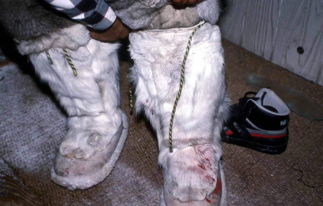 Đôi giày này được làm bằng lông thú khâu 2 lớp. Phần mặt da thú được áp vào nhau, hướng lớp lông da ngoài nhằm giữ ấm. Ảnh: The Inuit people.