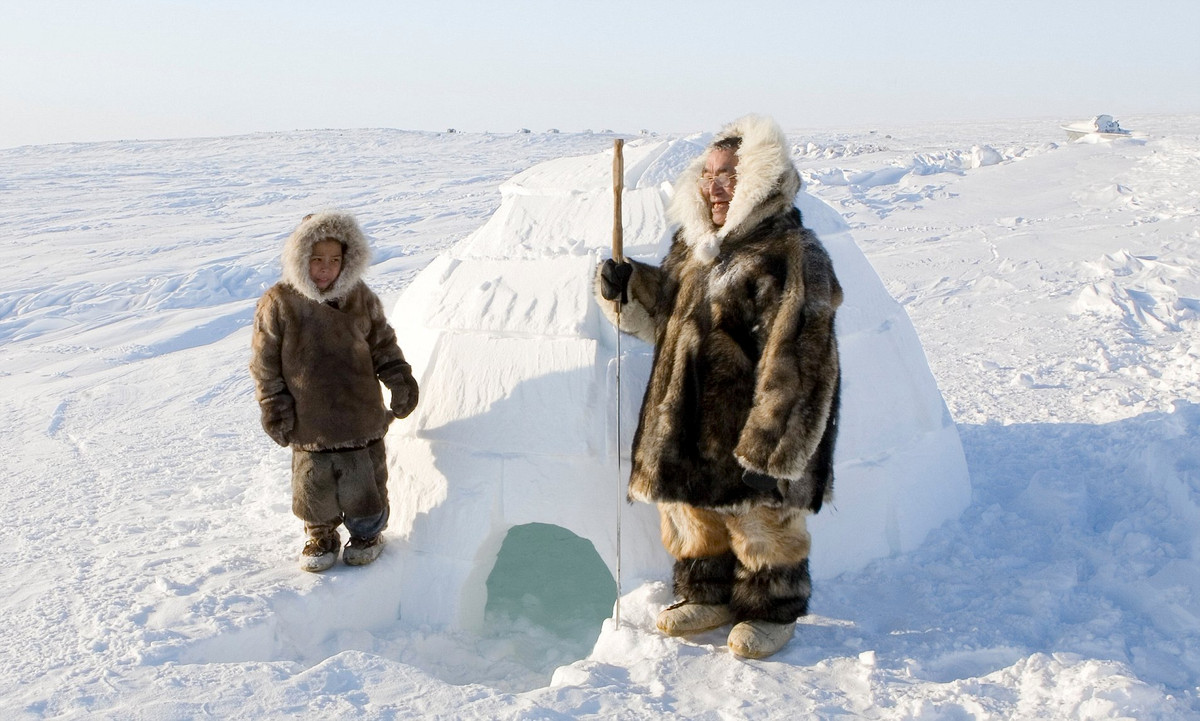 Người Eskimo trưởng thành cao khoảng 1,6 m, làn da nâu, gò má cao. Cả đàn ông, phụ nữ, người già và trẻ em đều sử dụng trang phục kiểu dáng đơn giản, giống nhau. Họ thường mặc áo lông thú dày giản dị với áo tay dài, quần bó tới gót hoặc lửng tới gối, khâu thành nhiều lớp xù xì để giữ ấm. Ảnh: Daily Mail.