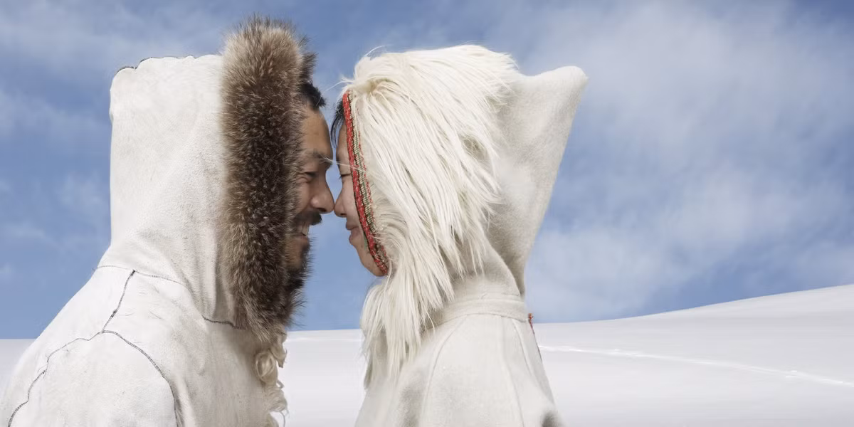 Người Eskimo thể hiện tình cảm bằng cách cọ mũi nhau. Đây là cử chỉ thân mật, thường được thực hiện giữa các cặp vợ chồng hoặc bố mẹ và con cái. Họ tránh việc hôn môi vì sợ cái lạnh có thể khóa môi hai người lại với nhau. Ảnh: Huffpost.