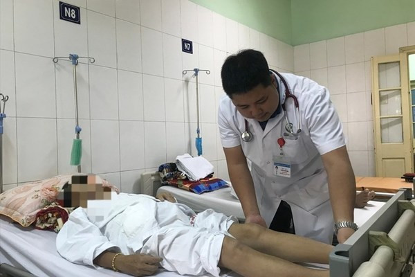 Mac quan chat, di giay cao got: Gay ra can benh chet nguoi-Hinh-2