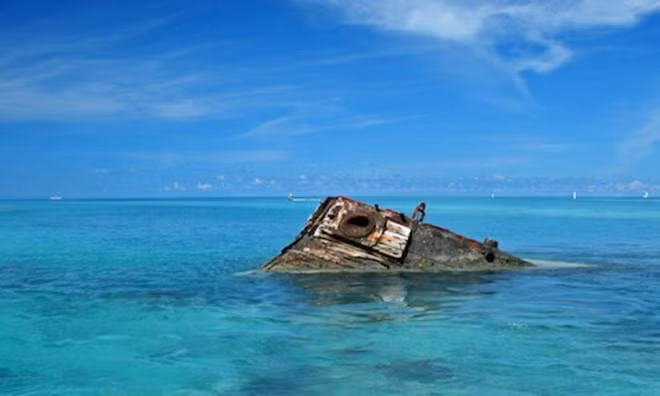  Hồ Superior: Superior còn được gọi là hồ Thượng, nằm ở tỉnh Ontario (Canada) và tiểu bang Minnesota, Mỹ. Đây là hồ nước ngọt lớn nhất thế giới, nằm trong nhóm Ngũ Đại Hồ nổi tiếng của Bắc Mỹ. Trong nhiều thế kỷ, ít nhất 200 tàu đã chìm dưới bề mặt lạnh giá của hồ Superior. Nhiều chiếc chưa bao giờ được tìm thấy hoặc trục vớt, lý do vì Superior cũng là hồ nước sâu nhất châu Mỹ.