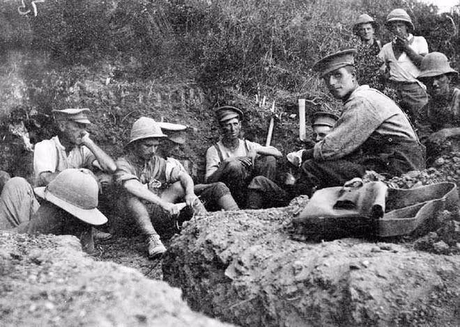  Vịnh Suvia, Thổ Nhĩ Kỳ: Một trong những sự kiện kỳ lạ nhất Thế chiến I là việc tiểu đoàn lính của Anh mất tích tại vịnh Suvia, Thổ Nhĩ Kỳ. Xuất hiện đám mây lạ bao phủ sườn đồi nơi tiểu đoàn này đi qua, kết quả là họ biến mất. Sau chiến tranh, người Anh yêu cầu chính phủ Thổ Nhĩ Kỳ trao trả lại những người họ cho là bị bắt giữ. Tuy nhiên, Thổ Nhĩ Kỳ không hề có hồ sơ nào về tiểu đoàn đó. Ảnh: MentalFross.