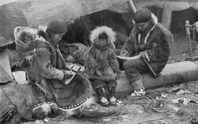  Hồ Anjikuni, Canada: Đây là hồ nước nằm trên đường đi Nunavut, Canada. Năm 1930, những người thợ săn phát hiện một ngôi làng bên hồ hoàn toàn bỏ hoang. Điều kỳ lạ là mọi đồ đạc đều còn nguyên, thức ăn vẫn treo lủng lẳng trong các ngôi nhà. Thậm chí có nhiều xác chó bị xích và chết đói do bị bỏ rơi. Ảnh: Panranorm.
