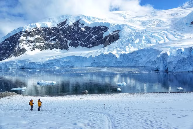 br/> Châu Nam Cực có diện tích khoảng 14 triệu km2, là lục địa lớn thứ tư thế giới, sau châu Á, châu Mỹ, châu Phi. Vào mùa Đông, diện tích châu Nam Cực tăng lên gấp đôi do bề mặt bên ngoài bị đóng băng.