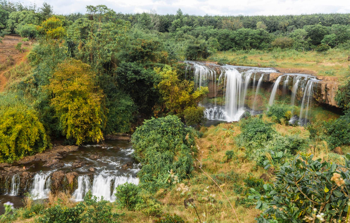 Nằm ở huyện biên giới Ia Grai của tỉnh Gia Lai, thác Mơ là điểm đến còn khá hoang sơ, có tiềm năng phát triển du lịch. Dòng nước trắng xóa ở đây tuôn chảy qua từng tầng bậc đá, mang vẻ thơ mộng, quyến rũ. Ảnh: Phạm Quý.