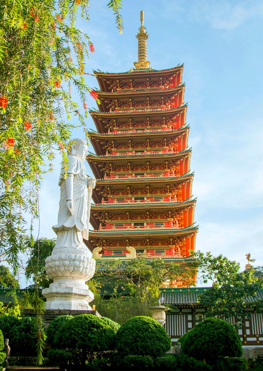 br/> Tòa bảo tháp xá lợi cao 9 tầng là một trong những điểm nhấn kiến trúc của chùa Minh Thành ở TP Pleiku, tỉnh Gia Lai. Ngoài ra, chùa còn có chánh điện uy nghiêm làm từ gỗ pơ mu quý, có hồ Liên Trì thơ mộng, liễu rủ bóng mặt hồ, có tượng Phật A Di Đà bằng đá cao 7,5 m... Ảnh: Minh Đức.