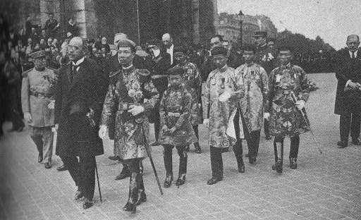 Từ khi còn nhỏ, Khải Định đã nổi tiếng chơi bời, chẳng chịu học hành, chỉ thích bài bạc. Vòi vĩnh tiền mãi, lại không sinh được con, Khải Định bị bố mẹ vợ khinh thường. Quan đại thần, đồng thời là bố vợ Trương Như Cương có lần giận quá đã gọi ông ta là đồ “bất lực”.