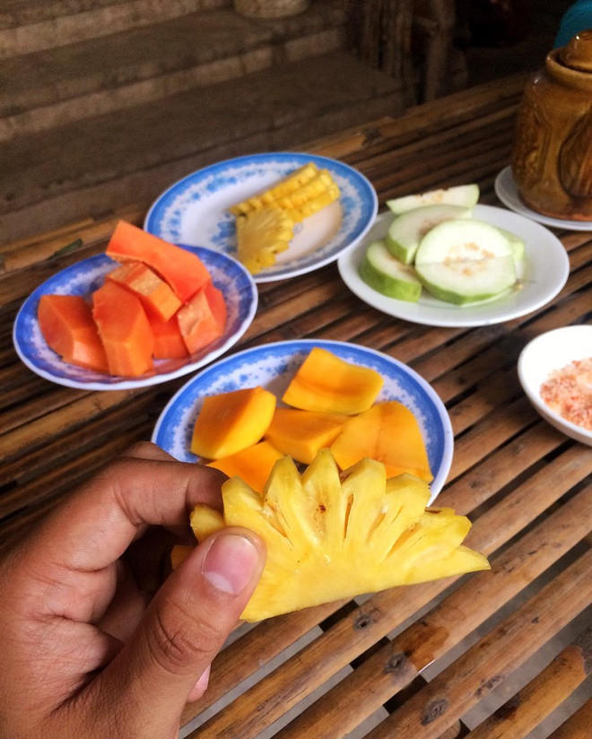 Đến cù lao Thới Sơn, du khách có thể trải nghiệm đi xuồng, tham quan bằng xe ngựa, chơi trò chơi dân gian Nam Bộ, nghe đờn ca tài tử, tìm hiểu nghề nuôi ong lấy mật, thưởng thức các loại trái cây đặc sản như nhãn, thơm, xoài, mít, sa bô chê, thanh long ruột đỏ... Ảnh: Iam.hiuhip.