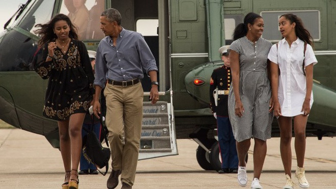 Luôn đi cùng mật vụ. Giống như cha mẹ, con cái của tổng thống sẽ luôn được các mật vụ tháp tùng, bảo vệ sự an toàn, ít nhất là đến khi các đứa trẻ đủ 16 tuổi. Tuy nhiên, nếu các gia đình tổng thống không muốn nhận sự bảo vệ này, họ có thể từ chối. Ảnh: Getty Image.