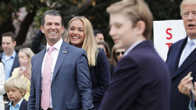 Phải tham gia một số sự kiện nhất định, đặc biệt là lễ lăn trứng Phục sinh (Easter Egg Roll). Lăn trứng Phục sinh là một trong những hoạt động cộng đồng thường niên lớn nhất ở Nhà Trắng, bao gồm các chương trình nhạc sống, tô màu, kể chuyện cho trẻ em. Tháng 4/2018, khi bà Melania Trump tổ chức lễ Phục sinh lần thứ 140, Donald Trump Jr. và Barron Trump cũng có mặt. Ảnh: Getty Image.