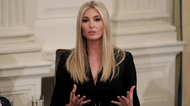  Con của tổng thống không được đảm nhận các chức vụ chính thức trong chính quyền. Một trong những tranh cãi lớn nhất xung quanh nhiệm kỳ tổng thống của Donald Trump là việc ông để con mình đảm nhiệm một số vị trí quan trọng. Trong khi Ivanka Trump được giao vai trò cố vấn đặc biệt cho tổng thống, đảm nhận nhiều nhiệm vụ không xác định nhưng được cho là có ảnh hưởng, Jared Kushner, chồng Ivanka, cũng là cố vấn cấp cao tại Nhà Trắng. Tuy nhiên, theo Business Insider, Ivanka không phạm luật vì làm cố vấn không lương. Ảnh: Getty Image.