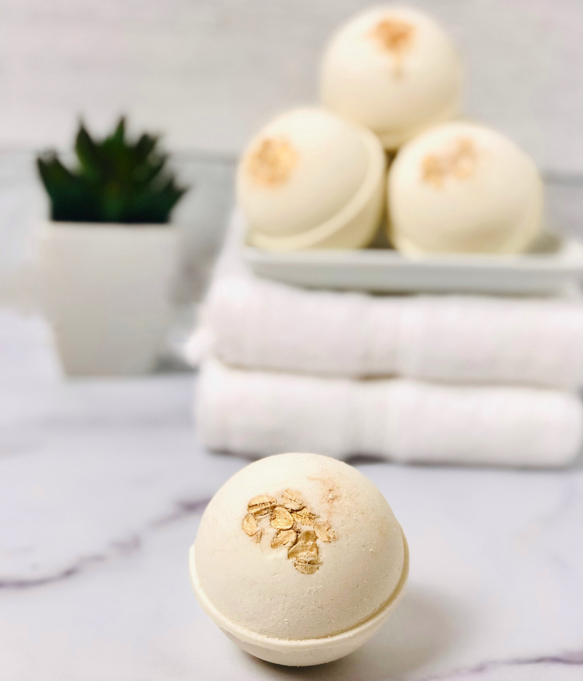  3. Bom tắm sữa dê: Sữa dê là nguyên liệu phổ biến trong các sản phẩm dưỡng da vì giàu axit lactic tẩy tế bào chết và vitamin. Trong đó, bom tắm sữa dê được đánh giá cao. Sữa tắm này cũng từng là công cụ làm đẹp được Nữ hoàng Cleopatra ưa chuộng. Ảnh: Pinterest, Sweet Surrender.