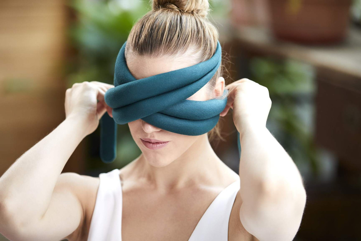  6. Gối dành cho mắt: Thương hiệu sản xuất ra gối mắt khuyên mọi người nên sử dụng sản phẩm này khi cần thư giãn hoặc ngủ giấc ngắn. Chiếc gối mang đến cho bạn cảm giác thoải mái. Ảnh: Ostrichpillow.