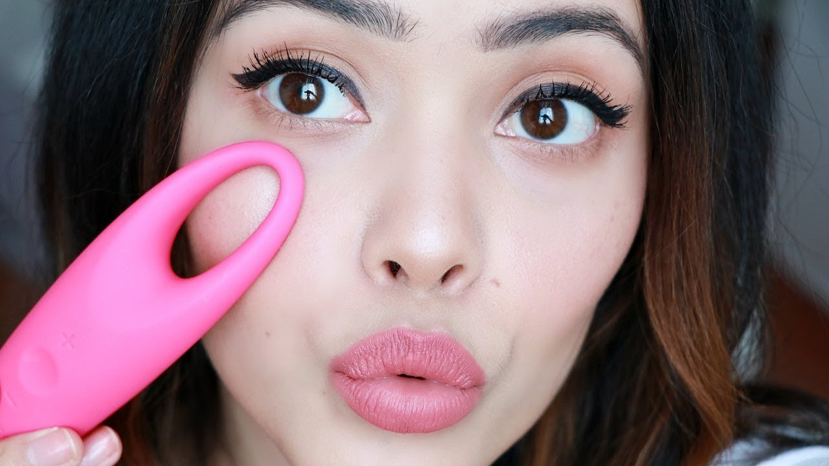  2. Máy massage mắt: Chiếc máy này có tác dụng làm giảm sự xuất hiện của bọng mắt, cải thiện khả năng hấp thụ serum và kem dưỡng. Ảnh: Priceprice.