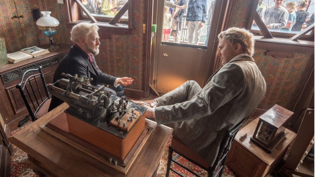 Sau khi giới hạn lượng du khách truy cập trong nhiều năm, khu vực này đã mở cửa trở lại. Tới đây, bạn sẽ phải mua vé để có cơ hội chiêm ngưỡng căn hộ bí mật này qua khung cửa kính. Phần lớn đồ đạc ở đây vẫn giữ nguyên và một số người nộm được dựng trong phòng trông khá giống Eiffel và Edison. Ảnh: Tour Eiffel.