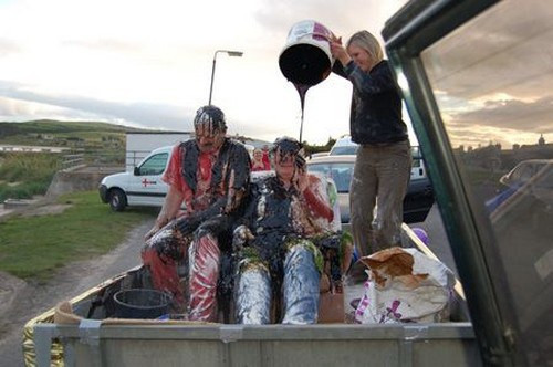  Bôi bẩn cô dâu: Đây là truyền thống lâu đời ở Scotland. Trước khi đón cô dâu về nhà chồng, người nhà chú rể sẽ ném đủ các thứ như bột mì, sữa hỏng, đồ ăn thừa hay những thứ bốc mùi vào người cô dâu. Chú rể và cô dâu còn bị đổ nước mật đường, bột mì hay bôi nhọ nồi để xua đổi những điều xấu.