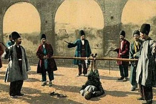  Đánh chú rể: Nghi lễ kỳ lạ này diễn ra sau đám cưới ở Hàn Quốc. Bạn bè sẽ cởi giày cho chú rể, rồi lấy dây buộc 2 chân lại, sau đó dùng roi hoặc cá corvine phơi khô đánh vào lòng bàn chân. Hành động này để làm cho chú rể sung sức hơn trước đêm động phòng.