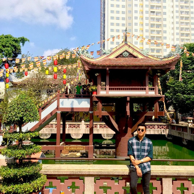 Chùa Nam Thiên Nhất Trụ tọa lạc trên đường Đặng Văn Bi, quận Thủ Đức, TP.HCM, được nhiều người biết đến với công trình mô phỏng kiến trúc chùa Một Cột nổi tiếng. Theo các tài liệu, chùa được xây dựng từ năm 1958. Ảnh: Namle1603.