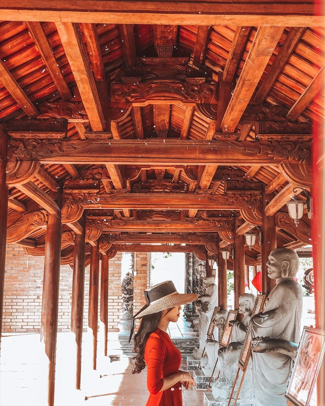 Thiền viện Trúc Lâm Phương Nam ở Cần Thơ được khánh thành vào năm 2014. Khuôn viên thiền viện khá rộng với nhiều hạng mục như cổng tam quan, chính điện, tháp chuông, tháp trống, dãy hàng lang với tượng các vị La Hán, Quan Âm điện, Di Lặc điện, chùa Một Cột... Ảnh: Giao_ngan.