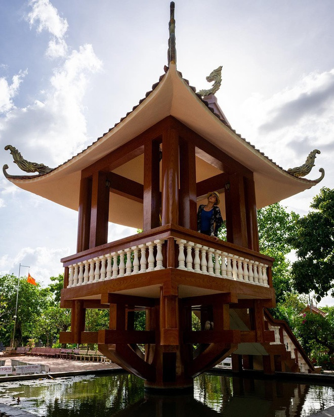 Đến huyện Phong Điền, Cần Thơ, du khách có thể thăm Thiền viện Trúc Lâm Phương Nam với kiến trúc mang đậm nét văn hóa thời Lý - Trần. Trong nhiều hạng mục công trình ở đây có kiến trúc mô phỏng chùa Một Cột đáng chú ý, thu hút du khách. Ảnh: Brivyn.