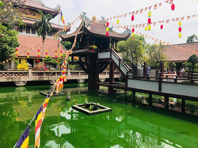 Với kiến trúc mô phỏng gần như chính xác phiên bản gốc, dù khác về mặt chất liệu, công trình chùa Một Cột ở Nam Thiên Nhất Trụ tự được xây dựng giữa hồ Long Nhãn, nghĩa là "mắt rồng", diện tích mặt nước khoảng 600 m2. Ảnh: Bunpham810.