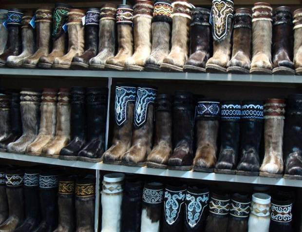 Thực phẩm ở Yakutsk chủ yếu là thịt. Nhiệt độ lạnh giá khiến ít loài cây có khả năng phát triển ở đây. Người dân dùng vỏ của vân sam, thông và tùng - những loài cây hiếm hoi có thể sống trong giá lạnh. Họ cắt chúng thành miếng nhỏ để nấu cháo hoặc làm bánh rồi ăn với sữa hay cá khô.