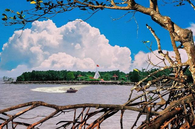 Theo sách "Gia Định thành Thông chí", vùng đất Cà Mau trở thành một bộ phận nước ta từ thời các chúa Nguyễn. Đến thời vua Minh Mạng (nhà Nguyễn), triều đình đặt chế độ quan lại cai quản vùng đất này.