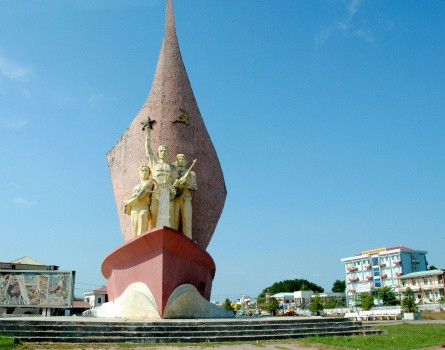 Theo sách “Lịch sử đảng bộ tỉnh Cà Mau”, anh hùng Phan Ngọc Hiển (1910-1941) quê ở thành phố Cần Thơ hiện nay. Ông là nhà báo, nhà giáo, nhà văn và chí sĩ yêu nước, hy sinh sau khi lãnh đạo cuộc khởi nghĩa Hòn Khoai tại Năm Căn, Cà Mau, chống chính quyền thực dân Pháp năm 1940.