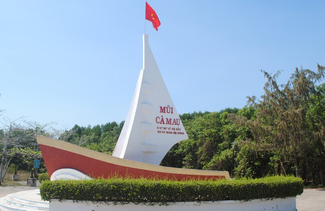 Theo sách giáo khoa Địa lý, huyện Ngọc Hiển, tỉnh Cà Mau là điểm cực Nam của nước ta. Huyện Ngọc Hiển có diện tích tự nhiên hơn 735 km2, gồm 7 đơn vị hành chính (1 thị trấn, 6 xã).