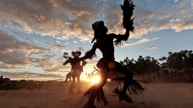 Ngay cả khi trở thành một phần của Nyau, họ vẫn không cho tôi chụp ảnh. Phải mất nhiều tháng sau, tôi mới được phép tự do tác nghiệp.