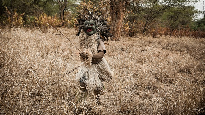 Khi nghi lễ bắt đầu, tôi thấy các thổ dân mặc trang phục bằng da và đeo mặt nạ kỳ quái. Người dân địa phương thấy họ vội la hét và bỏ chạy.