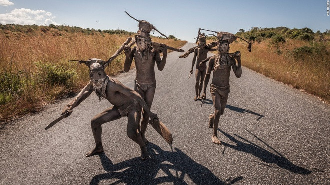 Sau khi tìm hiểu, tôi phát hiện Nyau là một nhóm bí mật trong văn hóa của người Chewa, sống ở Mozambique, Malawi và Zambia. Nhiều người dân địa phương, bao gồm cả cảnh sát, rất sợ những người Nyau vì nghĩ họ nguy hiểm. Một trong những nhóm Nyau là “Kampini”. Họ đi trên đường và tấn công những người bắt gặp.
