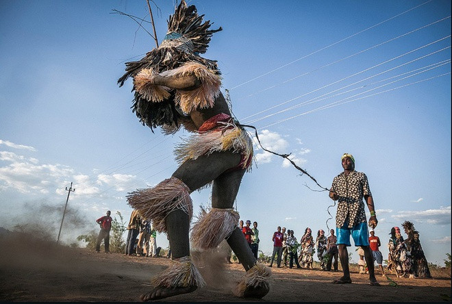 Một cảnh sát cho biết, Nyau không bao giờ bị luật pháp xét xử. Tuy nhiên, trong suốt thời gian ở cùng những người này, tôi chưa bao giờ nghe thấy sự cố nào có liên quan tới họ.