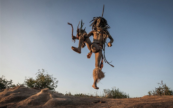 Tôi phải giết một con gà để trở thành Nyau. Những người cũ đánh tôi bằng gậy để cảnh báo trách nhiệm phải giữ bí mật về nhóm. Khi trở thành thành viên chính thức, họ cho tôi mặt nạ và dạy tôi nhảy.