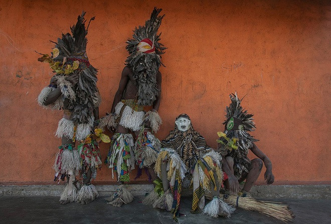 Năm 2010, Sokhin bí mật xâm nhập một nhóm người Nyau để chứng kiến nghi lễ của họ. Từ năm 2010 tới 2011, Sokhin sống cùng những người này ở tỉnh Tete, Mozambique. Ông phải làm nhiều việc, bao gồm cả thợ mỏ để mưu sinh. Một ngày, một trong số các thổ dân yêu cầu Sokhin chụp ảnh các màn tế lễ nhân dịp mở cửa khu trại mới. Sokhin kể với CNN những điều ông đã trải nghiệm.