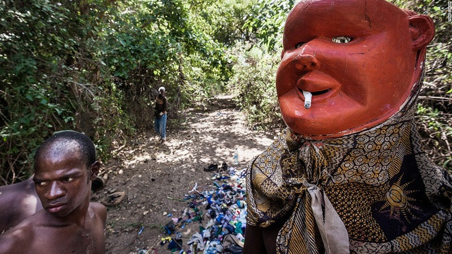 Sau một thời gian, họ chấp nhận kết nạp tôi. Giống như họ, tôi cũng phải nhảy múa và thực hiện các nghi lễ. Tuy nhiên, bài học đầu tiên của tôi là hệ thống ám hiệu để mọi người nhận ra nhau dù không nhìn thấy mặt.