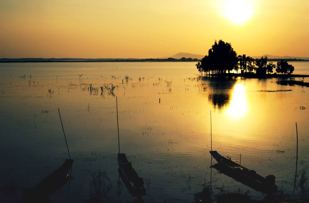 Dầu Tiếng được xem là hồ nhân tạo lớn nhất Việt Nam, diện tích mặt nước khoảng 27.000 ha, sức chứa khoảng 1,5 tỷ m3 nước. Phần lớn hồ thuộc địa phận huyện Dương Minh Châu, tỉnh Tây Ninh. Góp mặt trên biểu trưng (logo) tỉnh như một niềm tự hào, công trình thủy lợi hình thành từ những năm 1980 này hiện là điểm du lịch sinh thái hoang sơ với nhiều đảo nổi trên hồ, thu hút nhiều bạn trẻ tìm đến check-in. Ảnh: @chunhendo.