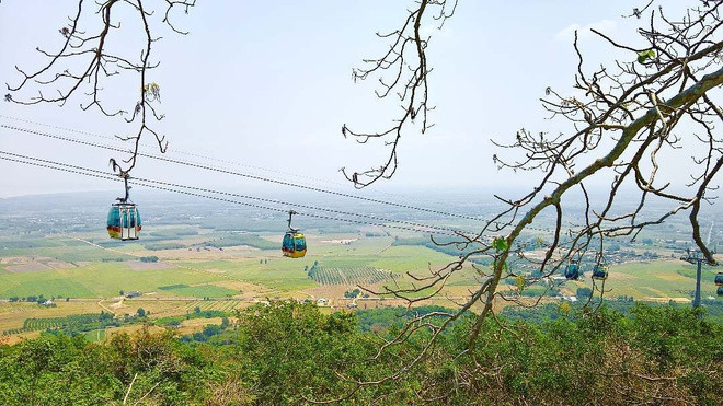 br/> Núi Bà Đen từ lâu là điểm đến văn hóa tâm linh nổi tiếng của Tây Ninh, mang tính chất khu du lịch cấp quốc gia gắn với các di tích lịch sử và thắng cảnh cấp quốc gia được bảo vệ, bảo tồn, tôn tạo và phát huy giá trị. Lễ hội Núi Bà Đen vào dịp đầu xuân hàng năm luôn thu hút đông đảo du khách từ khắp nơi tìm đến hành hương, nhất là khu vực phía Nam. Ảnh: @cafesua289.