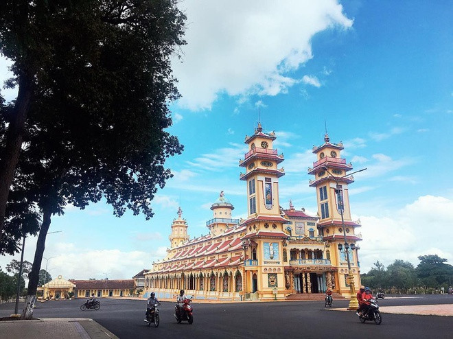 br/> Tây Ninh được xem là trung tâm của đạo Cao Đài với tòa thánh Cao Đài quy mô, hiện tọa lạc tại huyện Hòa Thành, cách TP Tây Ninh khoảng 4 km. Ra đời ở Tây Ninh, đạo Cao Đài dần phổ biến sang nhiều địa phương khác. Ngày nay, nét kiến trúc độc đáo của tòa thánh Cao Đài là một trong những lý do hấp dẫn nhiều du khách tìm đến khi du lịch Tây Ninh. Ảnh: @ngan.nguyen18.