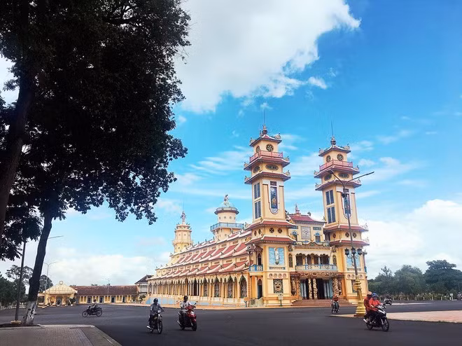 br/> Tây Ninh được xem là trung tâm của đạo Cao Đài với tòa thánh Cao Đài quy mô, hiện tọa lạc tại huyện Hòa Thành, cách TP Tây Ninh khoảng 4 km. Ra đời ở Tây Ninh, đạo Cao Đài dần phổ biến sang nhiều địa phương khác. Ngày nay, nét kiến trúc độc đáo của tòa thánh Cao Đài là một trong những lý do hấp dẫn nhiều du khách tìm đến khi du lịch Tây Ninh. Ảnh: @ngan.nguyen18.