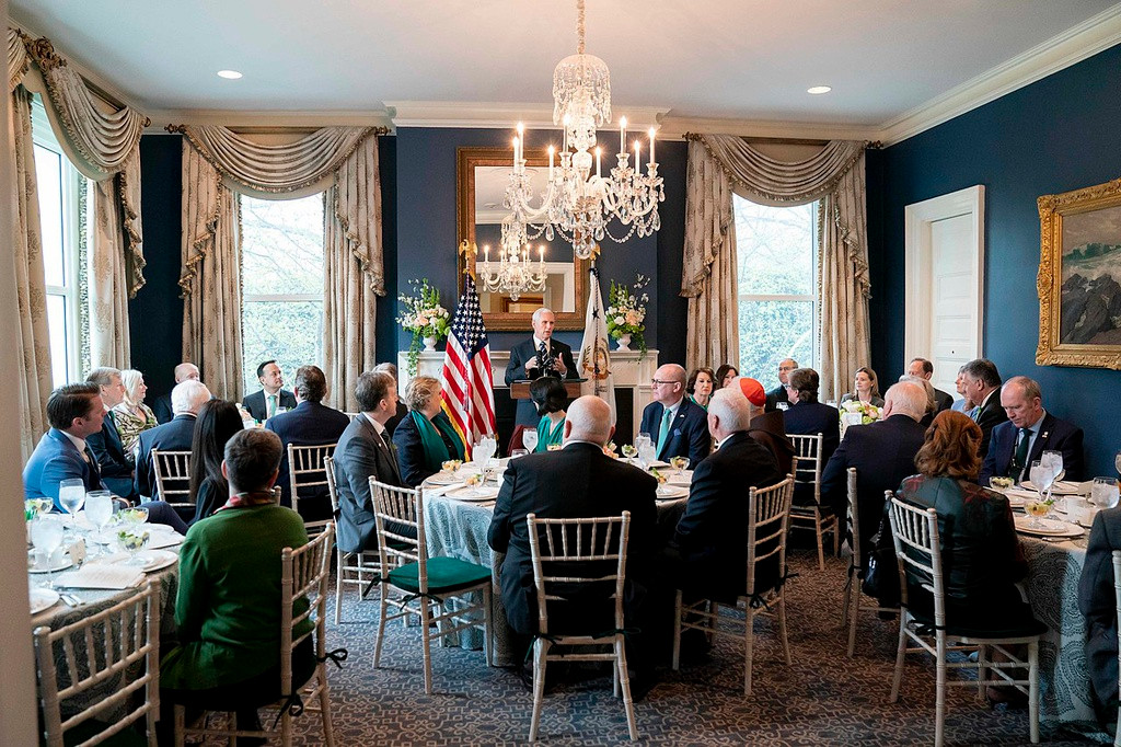 Ngôi nhà có diện tích 850m2, nhỏ hơn rất nhiều so với Nhà Trắng (5.100 m2). Tầng 1 của khu nhà bao gồm phòng khách, phòng tiếp tân, phòng bếp, phòng ăn và khu vực hiên. Tầng 2 bao gồm phòng ngủ, phòng làm việc của gia đình phó tổng thống. Tầng áp mái từng là nơi ở của những người giúp việc, sau được chuyển thành phòng ngủ cho trẻ em.