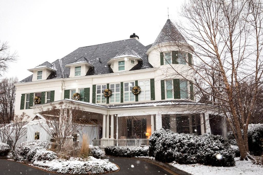 Cách không xa nơi ở tổng thống, biệt thự màu trắng có tên Number One Observatory Circle, được xây dựng từ cuối thế kỷ 19. Nằm ở phía đông bắc của Đài thiên văn Hải quân Mỹ, ngôi nhà ban đầu được sử dụng làm nơi ở cho người quản lý khu vực này.