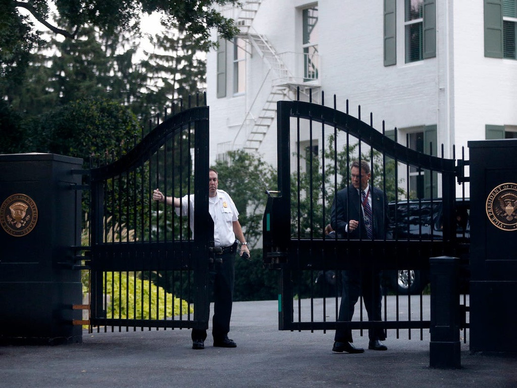 Căn biệt thự này cũng là nơi phó tổng thống và phu nhân đứng phát biểu, tổ chức nhiều sự kiện, các buổi gặp gỡ khách mời quan trọng, đón tiếp nguyên thủ quốc gia khác. Điểm khác biệt so với Nhà Trắng là khuôn viên này không mở cửa rộng rãi cho khách đến tham quan. Ngôi nhà cũng nằm tại khu vực yên tĩnh, nhiều người thậm chí còn không biết đến sự tồn tại của nó.