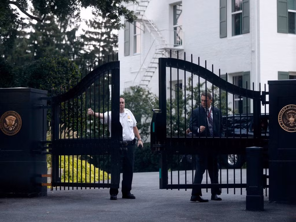 Căn biệt thự này cũng là nơi phó tổng thống và phu nhân đứng phát biểu, tổ chức nhiều sự kiện, các buổi gặp gỡ khách mời quan trọng, đón tiếp nguyên thủ quốc gia khác. Điểm khác biệt so với Nhà Trắng là khuôn viên này không mở cửa rộng rãi cho khách đến tham quan. Ngôi nhà cũng nằm tại khu vực yên tĩnh, nhiều người thậm chí còn không biết đến sự tồn tại của nó.