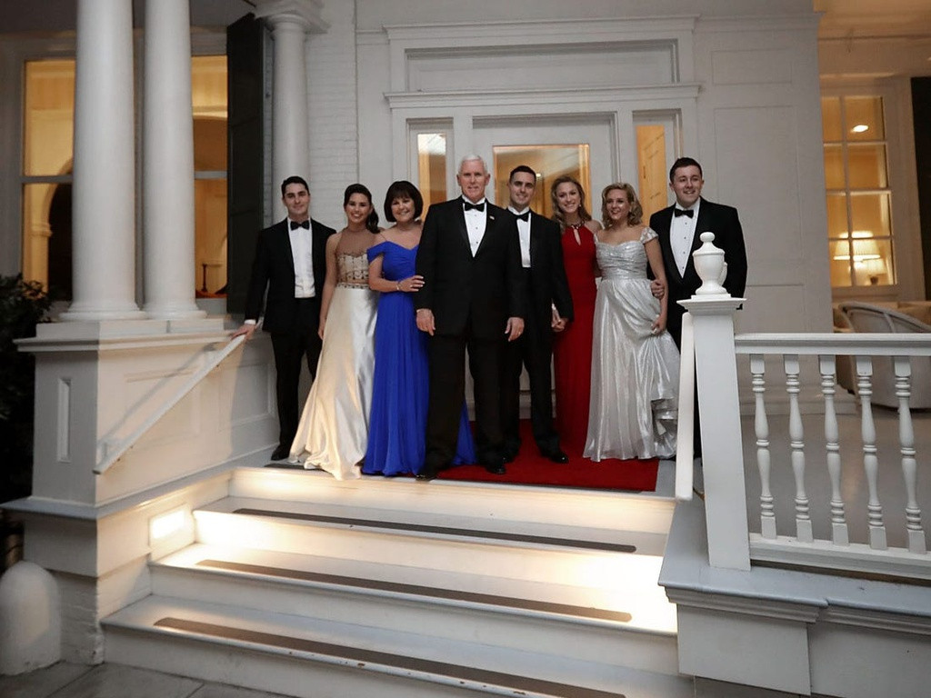 Giống với cuộc gặp gỡ tại Nhà Trắng giữa người tiền nhiệm và tổng thống mới đắc cử, 2 phó tổng thống cũng sẽ gặp mặt, trò chuyện tại dinh thự này vào ngày chuyển giao quyền lực. Năm 2017, ông Joe và bà Jill Biden từng đón tiếp vợ chồng phó Tổng thống Mike Pence, giới thiệu cho họ về ngôi nhà. Trong hình, gia đình ông Mike Pence đứng chụp ảnh kỷ niệm trước hiên dinh thự, vào ngày đầu tiên đến đây sinh sống.