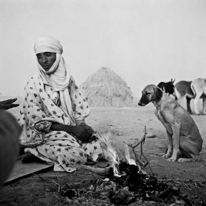  Bộ tộc mục đồng du cư Tuareg sống trong điều kiện cực kỳ khắc nghiệt giữa sa mạc Sahara trong hàng nghìn năm qua. Người châu Âu gọi họ là "những người xanh giữa sa mạc".