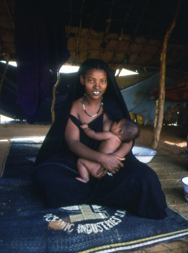 Phụ nữ Tuareg hưởng mọi quyền như nam giới, song nhiệm vụ chính của họ là chăm sóc gia đình.