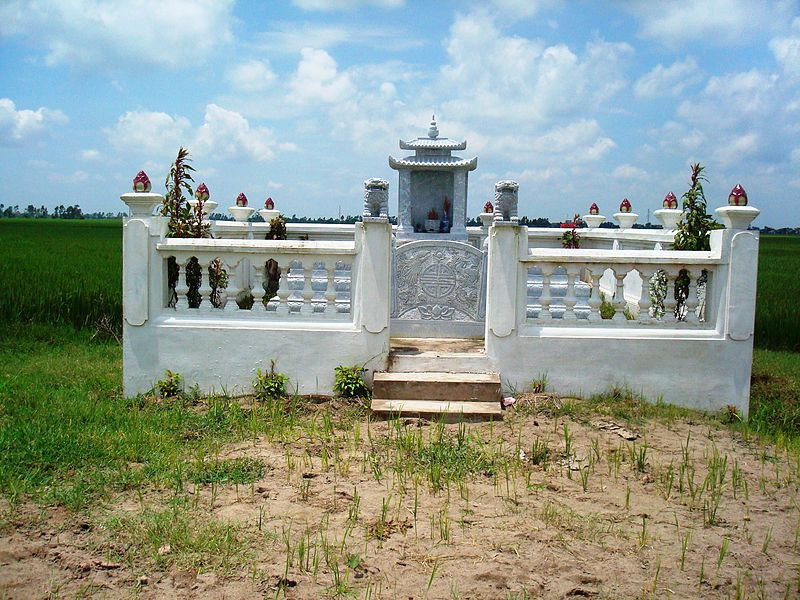  Lăng mộ thừa tướng Lữ Gia hiện ở xã Đặng Lễ, huyện Ân Thi, tỉnh Hưng Yên. Hàng năm, vào ngày 9/3 âm lịch, nhân dân tổ chức lễ hội để tưởng nhớ ông. 